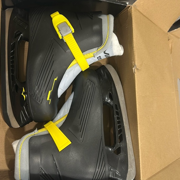 KIDS VIC HOCKEY ICE SKATES - Picture 1 of 5